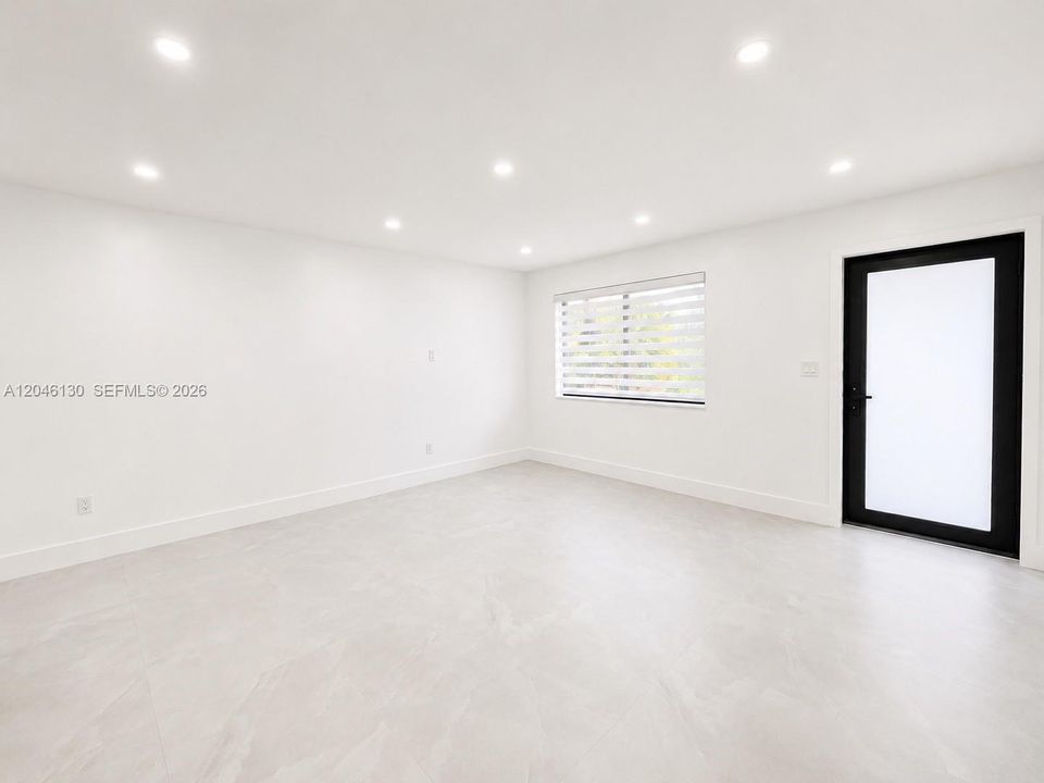 For Rent: $2,750 (2 beds, 1 baths, 1740 Square Feet)