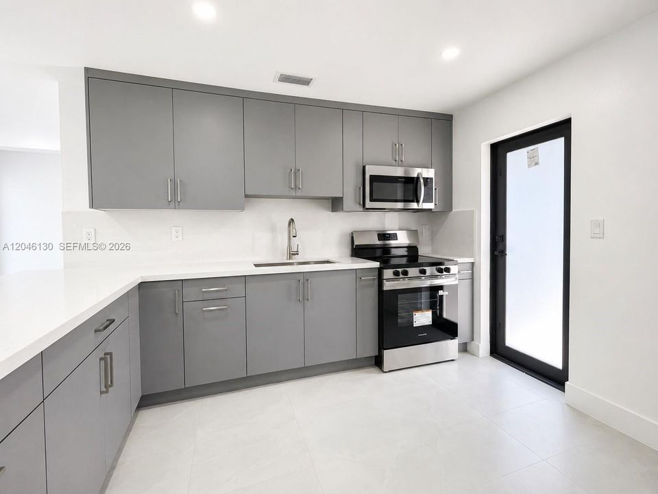 For Rent: $2,750 (2 beds, 1 baths, 1740 Square Feet)
