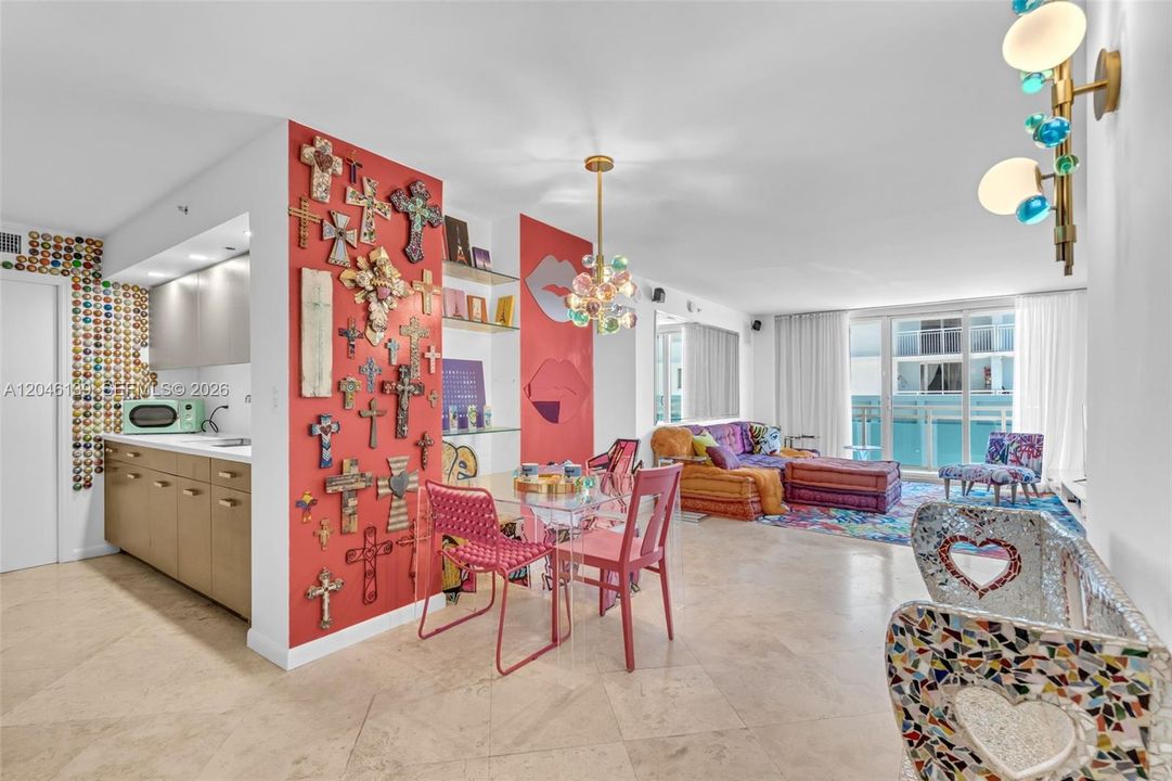 For Sale: $575,000 (1 beds, 1 baths, 812 Square Feet)