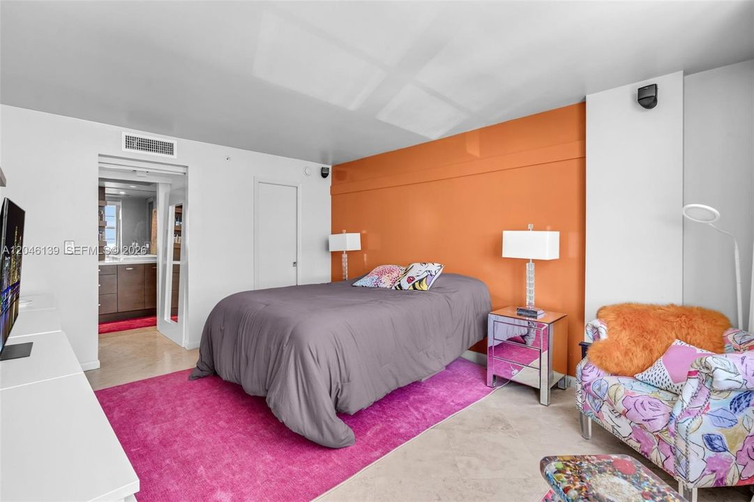 For Sale: $575,000 (1 beds, 1 baths, 812 Square Feet)