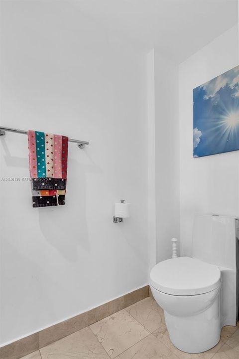 For Sale: $575,000 (1 beds, 1 baths, 812 Square Feet)
