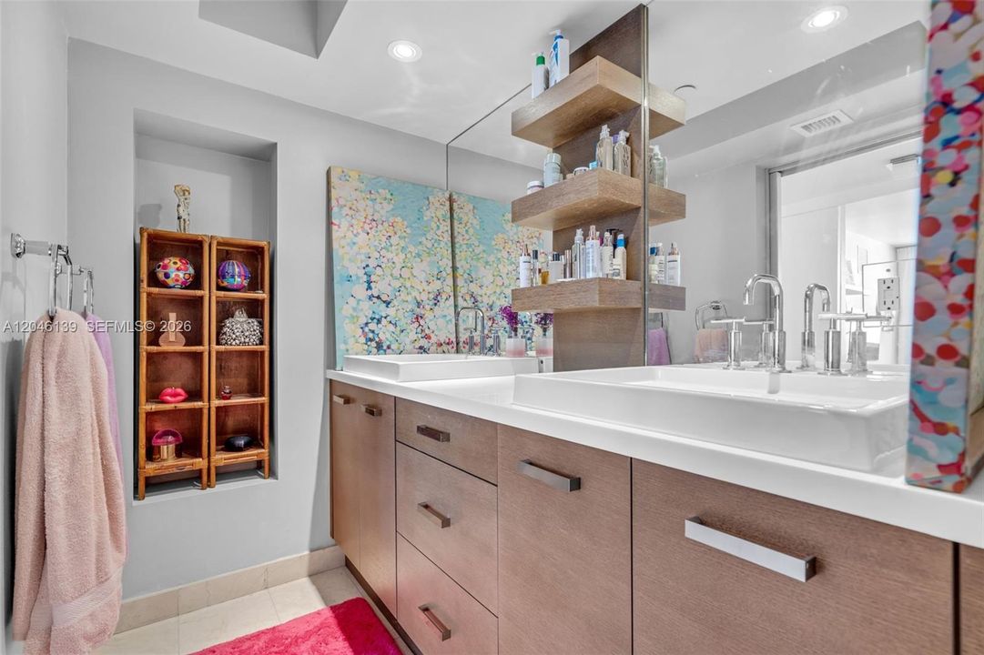 For Sale: $575,000 (1 beds, 1 baths, 812 Square Feet)