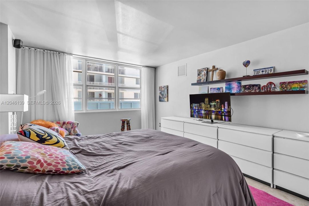 For Sale: $575,000 (1 beds, 1 baths, 812 Square Feet)