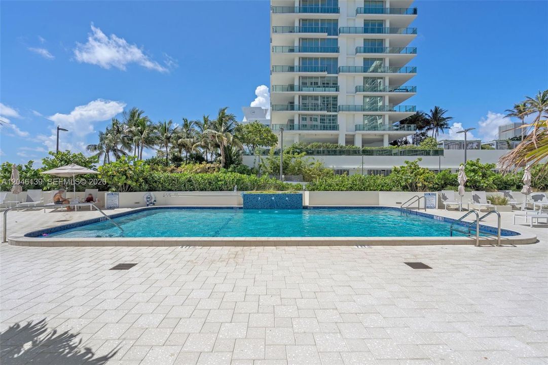 For Sale: $575,000 (1 beds, 1 baths, 812 Square Feet)