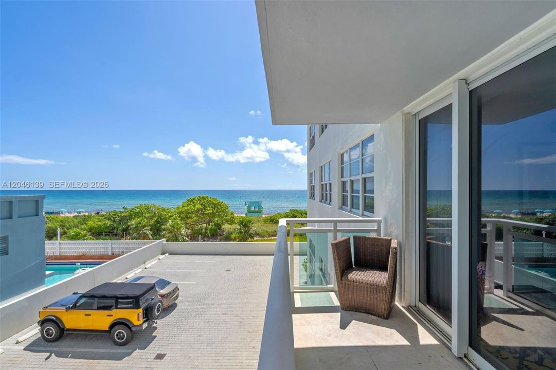 For Sale: $575,000 (1 beds, 1 baths, 812 Square Feet)