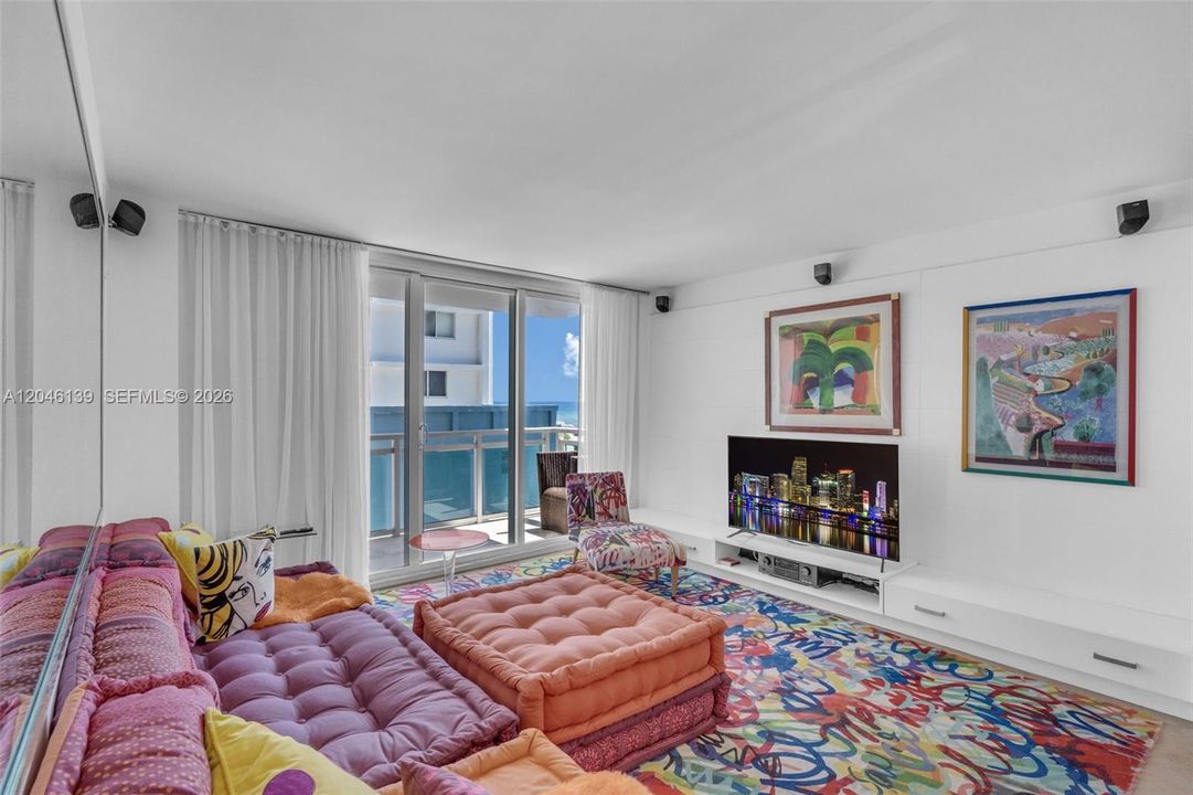 For Sale: $575,000 (1 beds, 1 baths, 812 Square Feet)