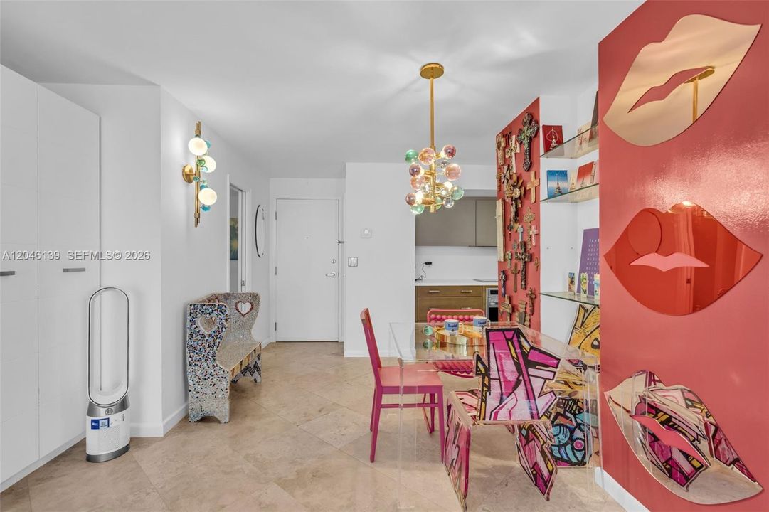 For Sale: $575,000 (1 beds, 1 baths, 812 Square Feet)