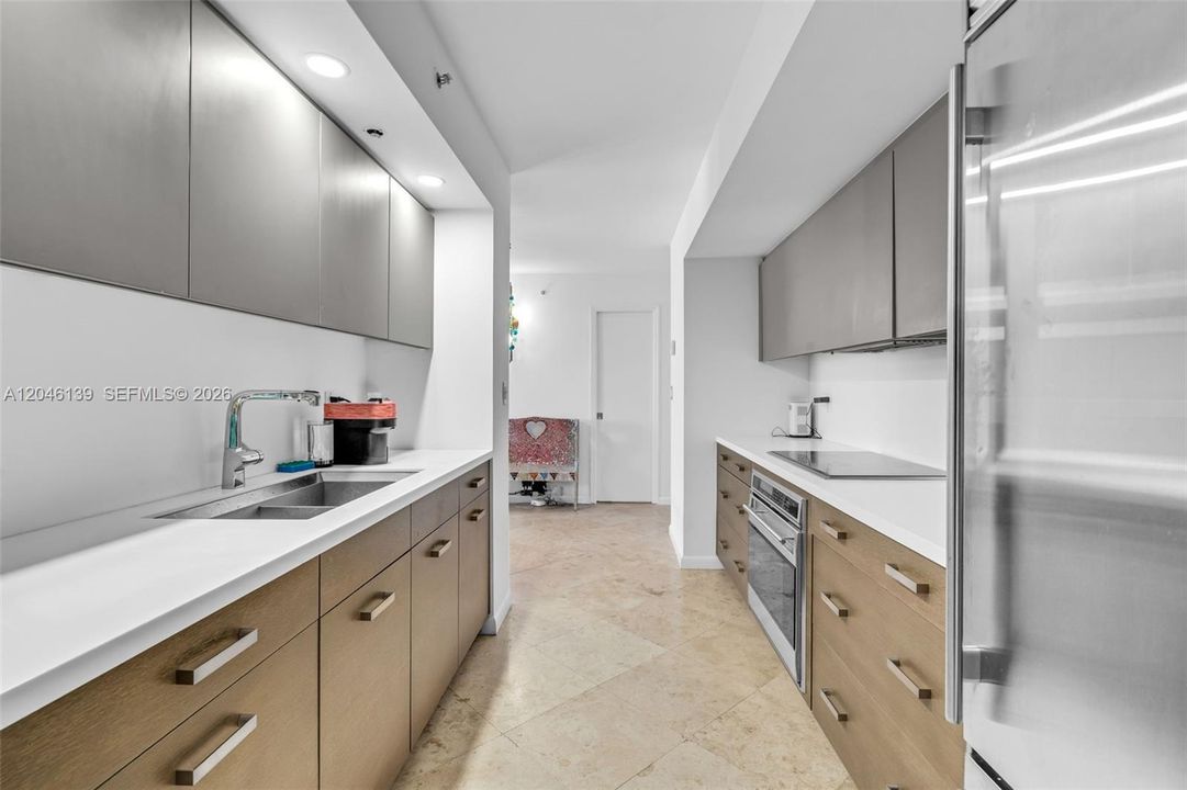 For Sale: $575,000 (1 beds, 1 baths, 812 Square Feet)