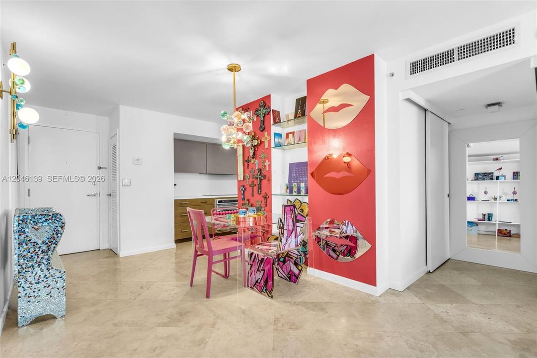 For Sale: $575,000 (1 beds, 1 baths, 812 Square Feet)