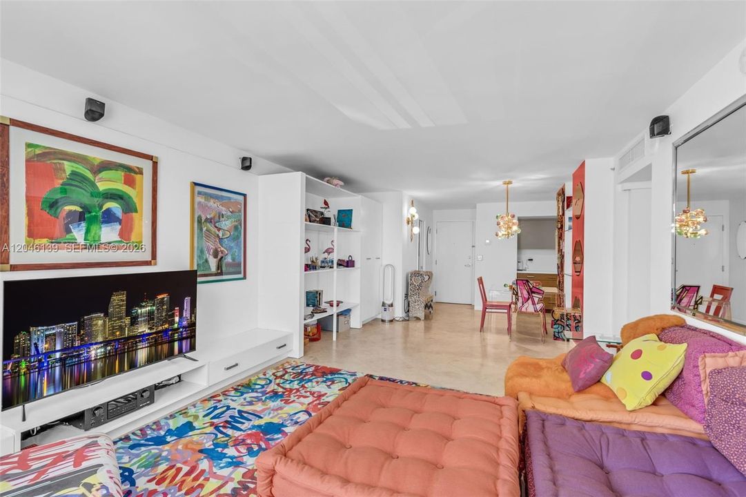 For Sale: $575,000 (1 beds, 1 baths, 812 Square Feet)