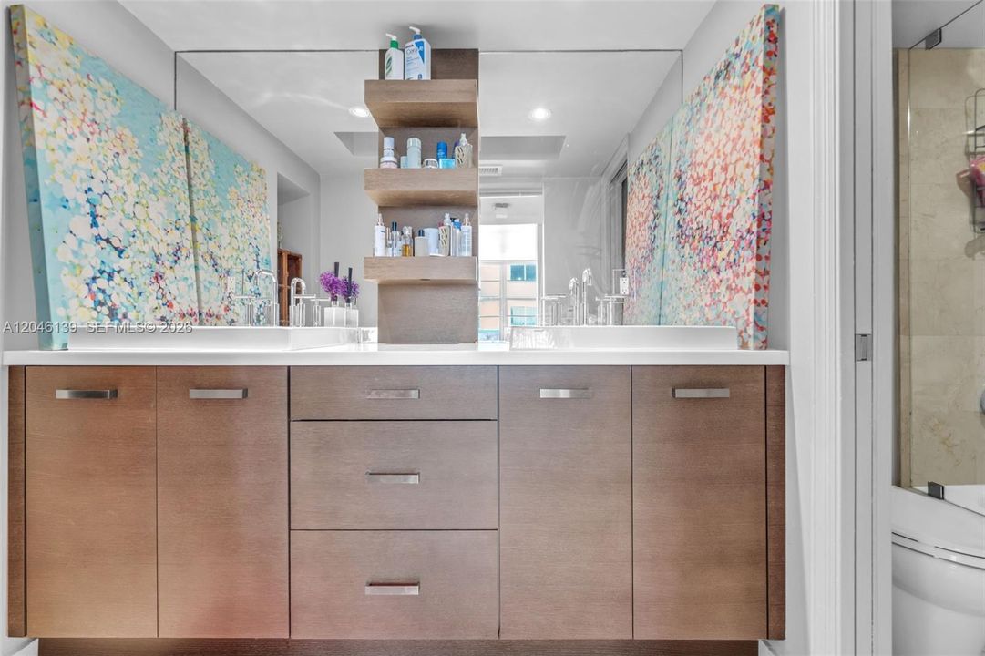 For Sale: $575,000 (1 beds, 1 baths, 812 Square Feet)