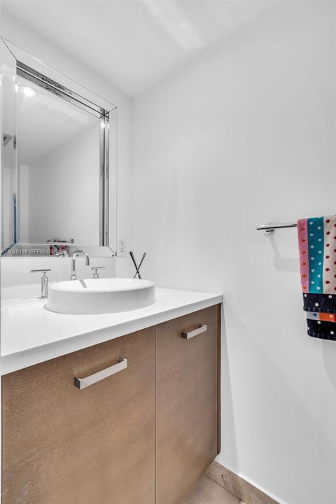 For Sale: $575,000 (1 beds, 1 baths, 812 Square Feet)