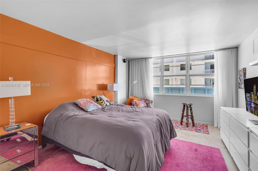 For Sale: $575,000 (1 beds, 1 baths, 812 Square Feet)