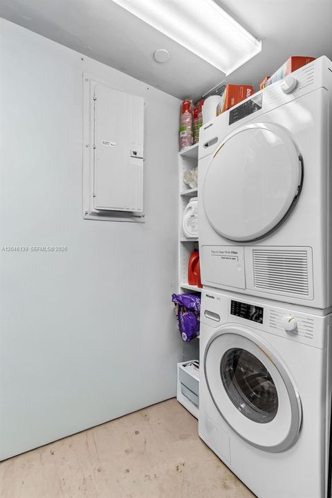 For Sale: $575,000 (1 beds, 1 baths, 812 Square Feet)