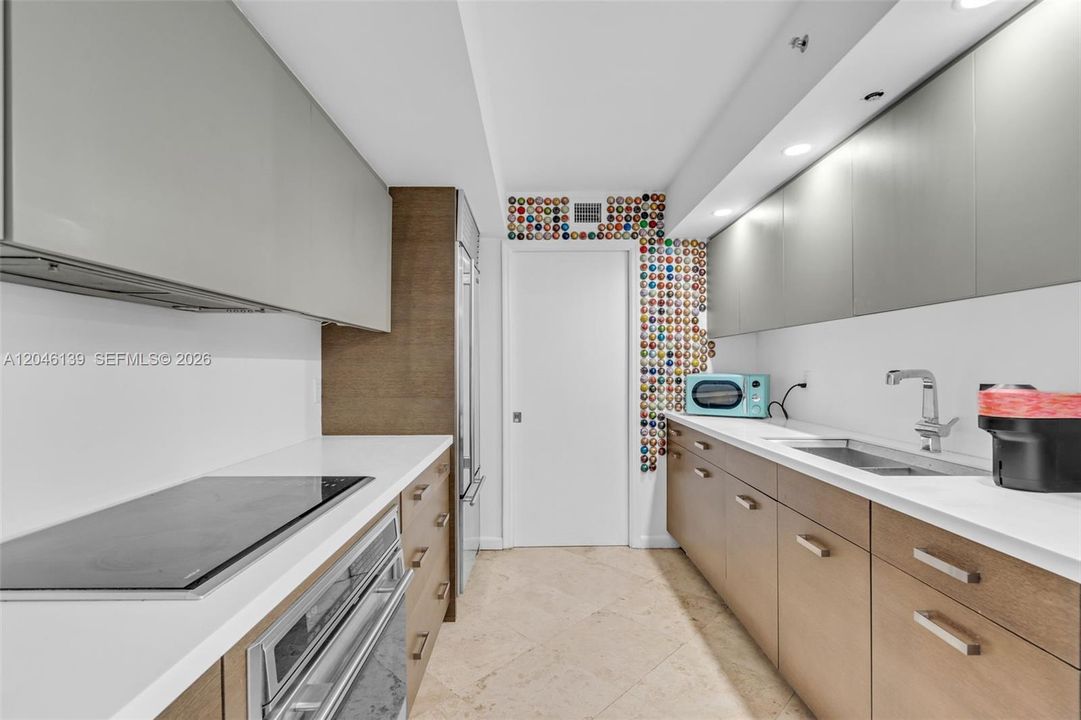 For Sale: $575,000 (1 beds, 1 baths, 812 Square Feet)