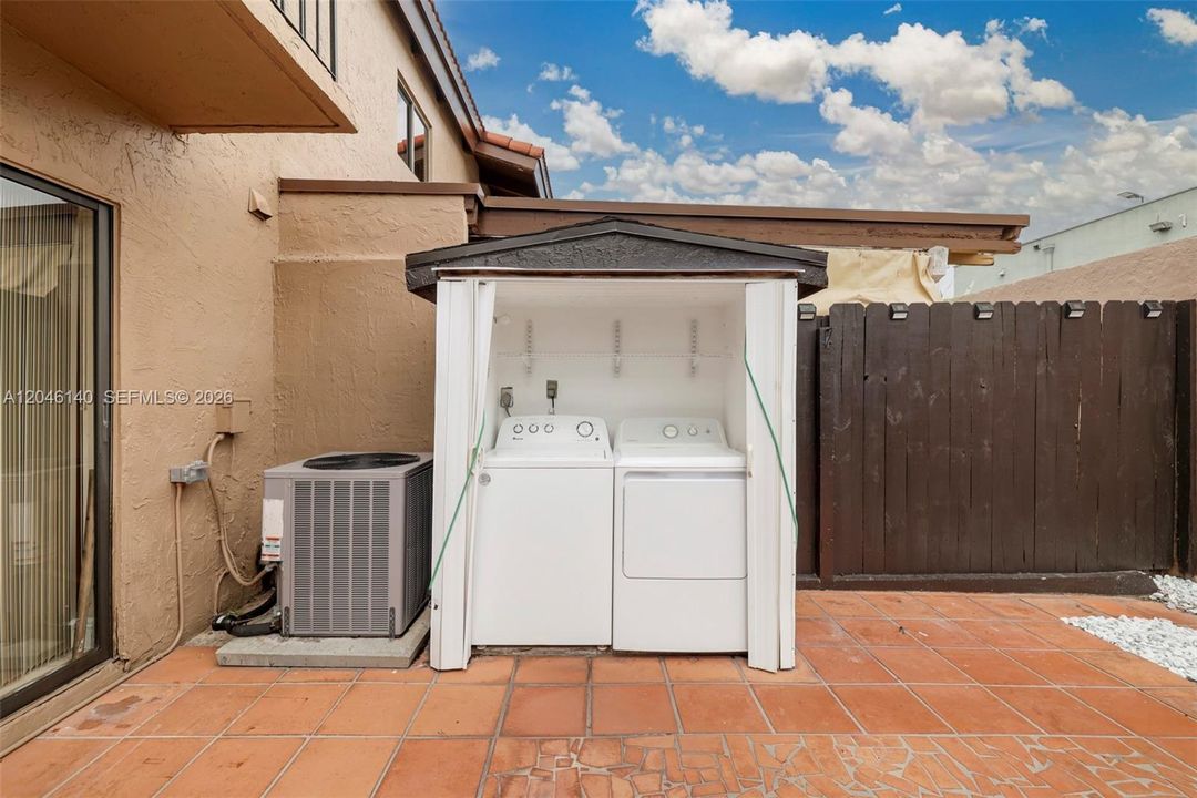 For Sale: $350,000 (3 beds, 2 baths, 987 Square Feet)