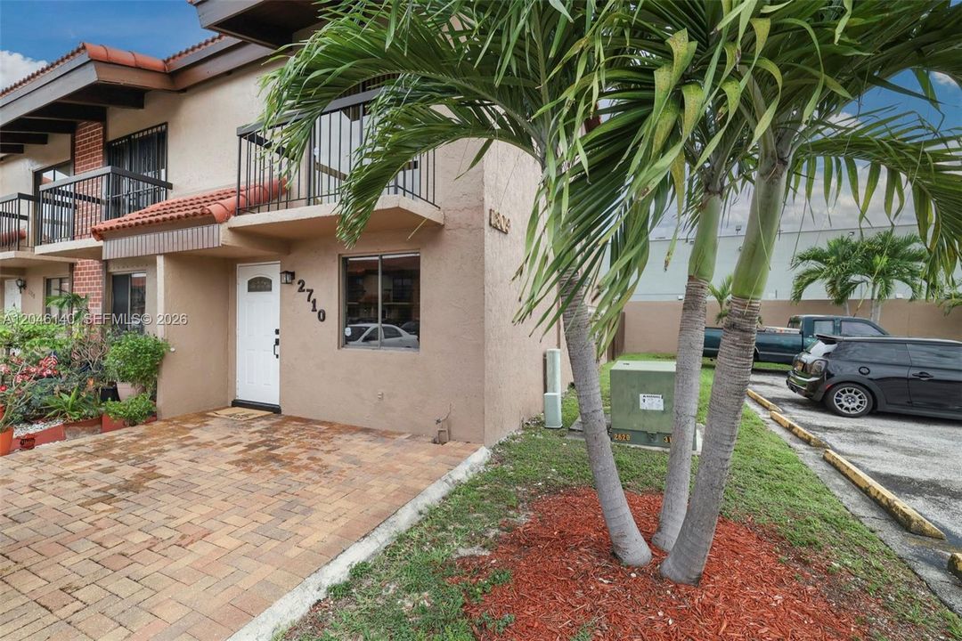 For Sale: $350,000 (3 beds, 2 baths, 987 Square Feet)