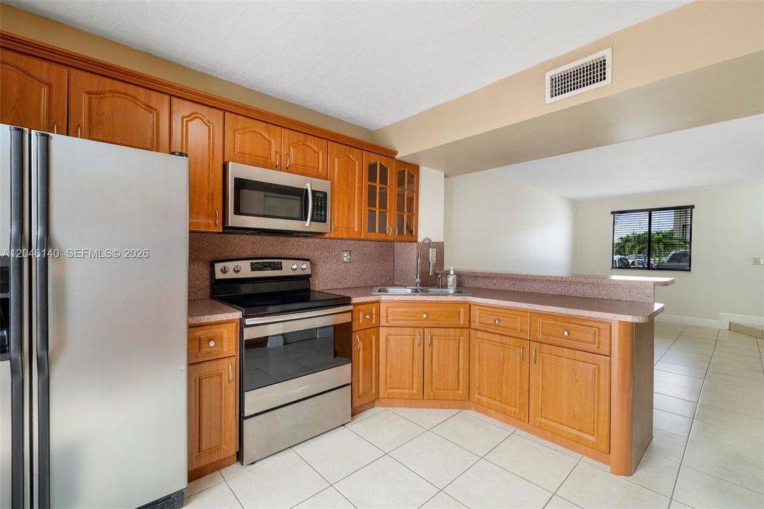 For Sale: $350,000 (3 beds, 2 baths, 987 Square Feet)