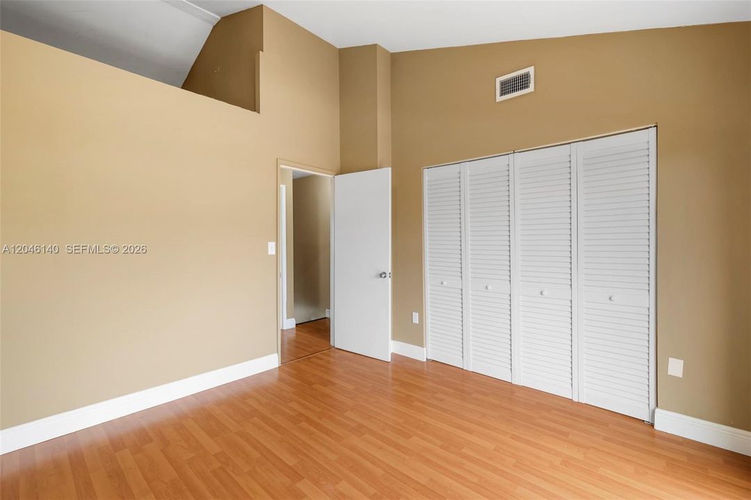 For Sale: $350,000 (3 beds, 2 baths, 987 Square Feet)