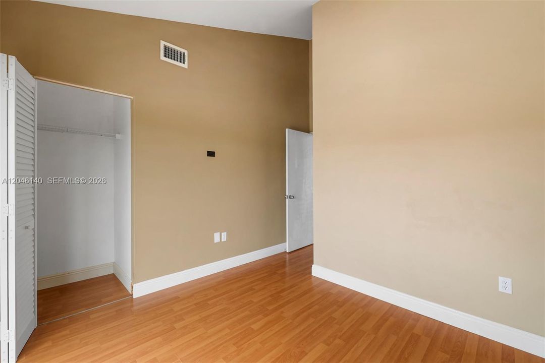 For Sale: $350,000 (3 beds, 2 baths, 987 Square Feet)