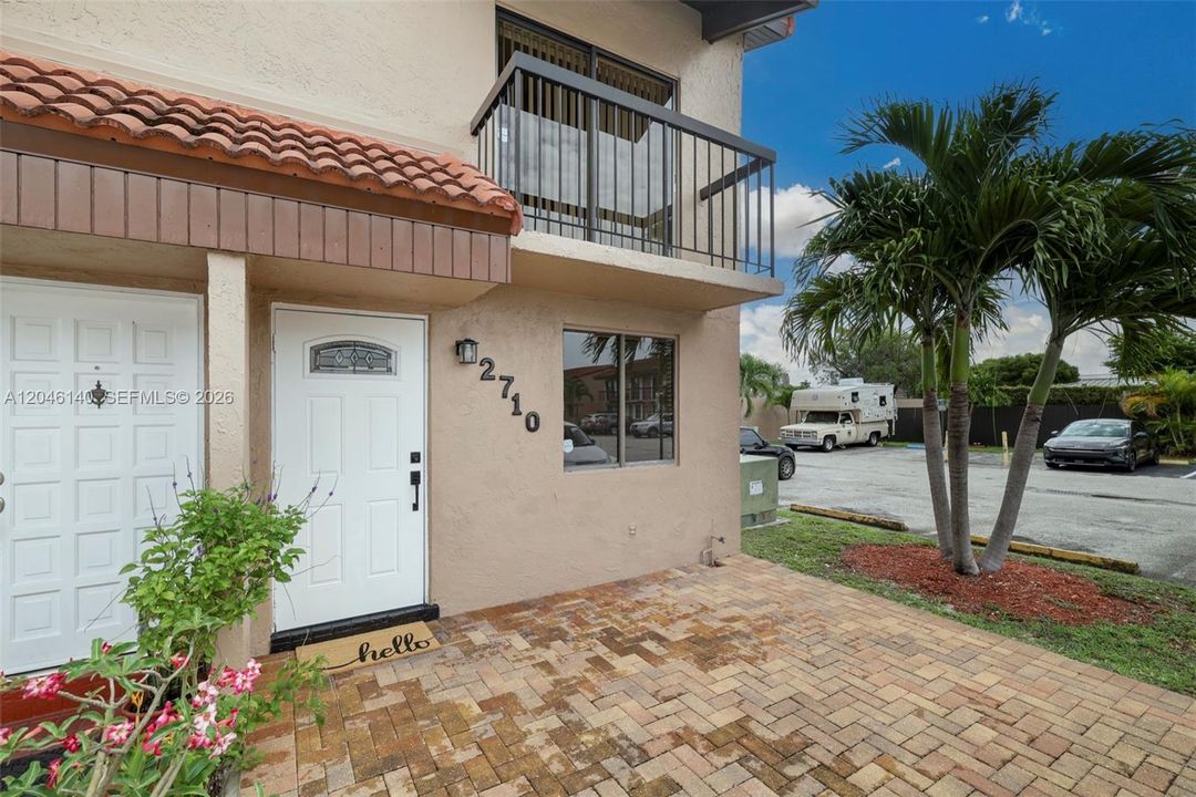 For Sale: $350,000 (3 beds, 2 baths, 987 Square Feet)