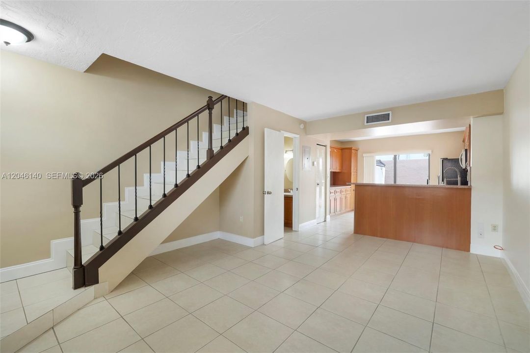 For Sale: $350,000 (3 beds, 2 baths, 987 Square Feet)