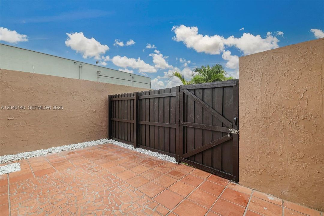 For Sale: $350,000 (3 beds, 2 baths, 987 Square Feet)