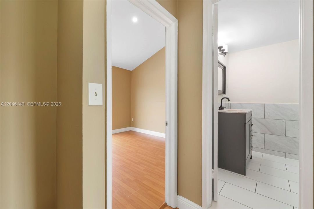 For Sale: $350,000 (3 beds, 2 baths, 987 Square Feet)