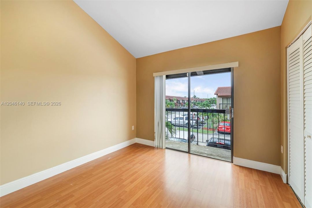 For Sale: $350,000 (3 beds, 2 baths, 987 Square Feet)