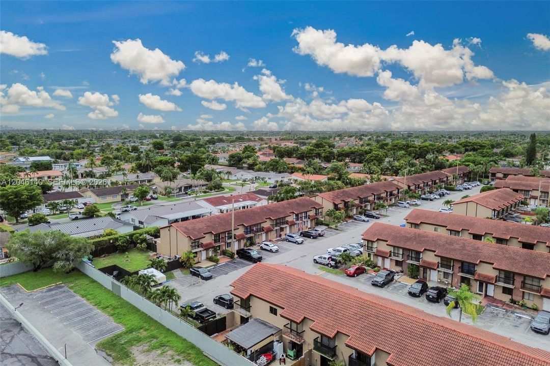 For Sale: $350,000 (3 beds, 2 baths, 987 Square Feet)