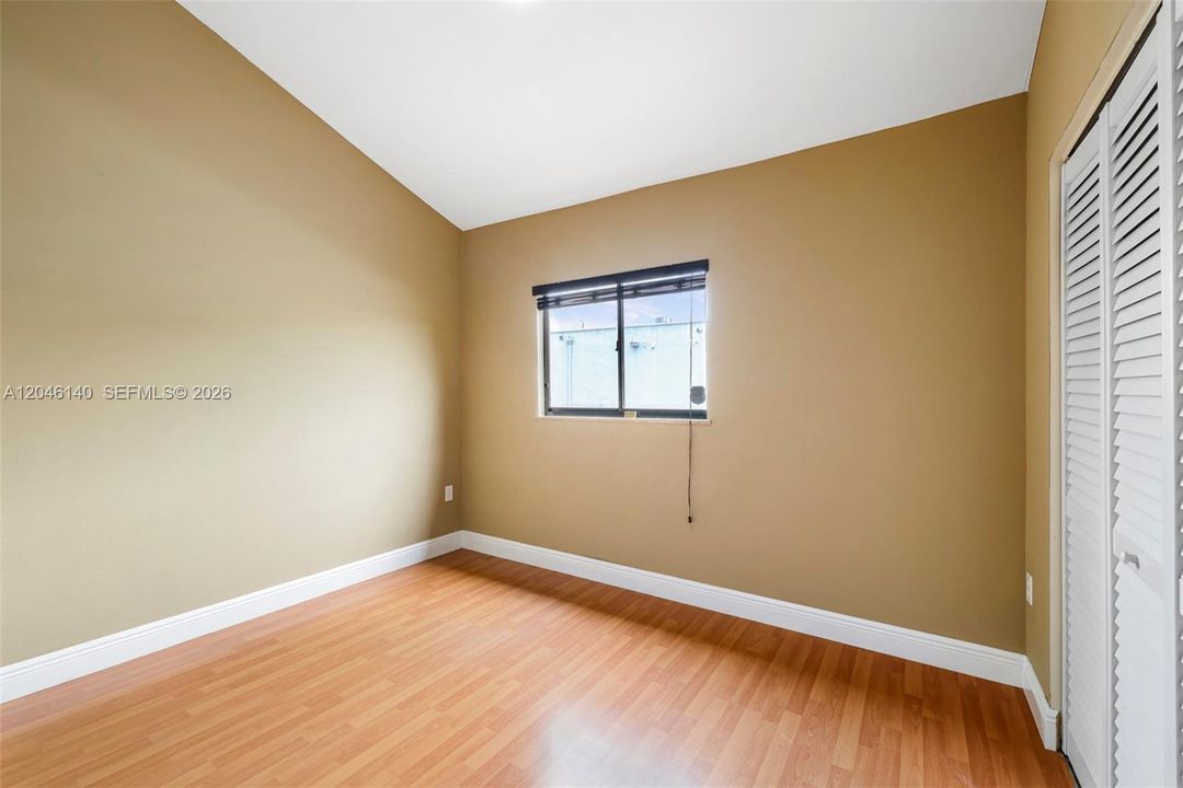 For Sale: $350,000 (3 beds, 2 baths, 987 Square Feet)