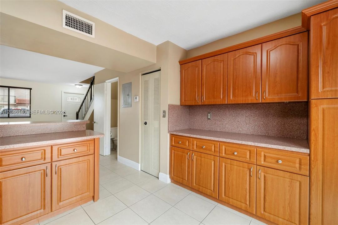For Sale: $350,000 (3 beds, 2 baths, 987 Square Feet)