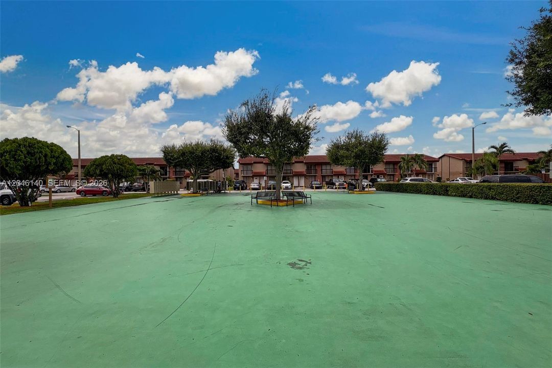 For Sale: $350,000 (3 beds, 2 baths, 987 Square Feet)