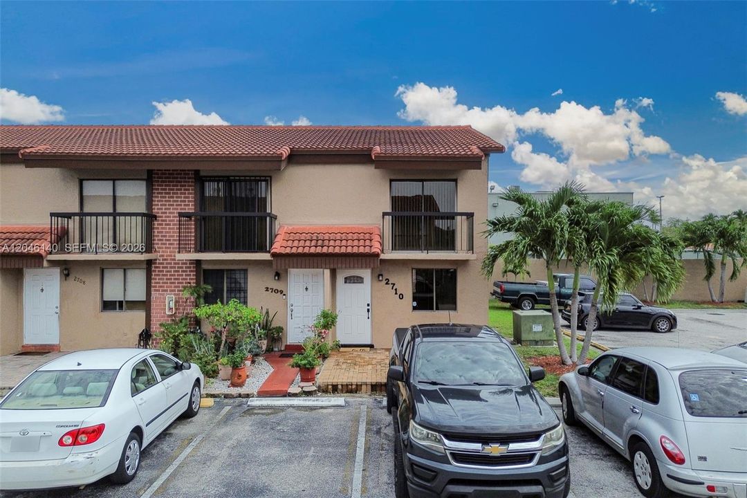 For Sale: $350,000 (3 beds, 2 baths, 987 Square Feet)