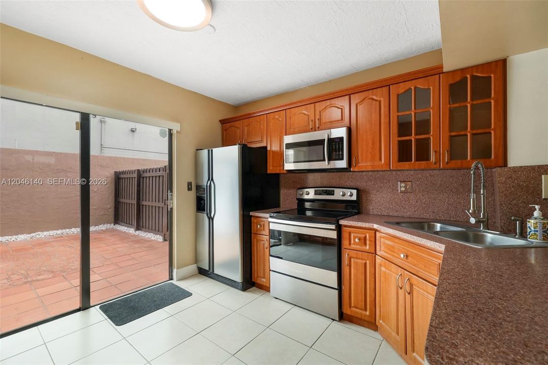 For Sale: $350,000 (3 beds, 2 baths, 987 Square Feet)
