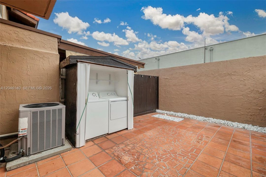 For Sale: $350,000 (3 beds, 2 baths, 987 Square Feet)