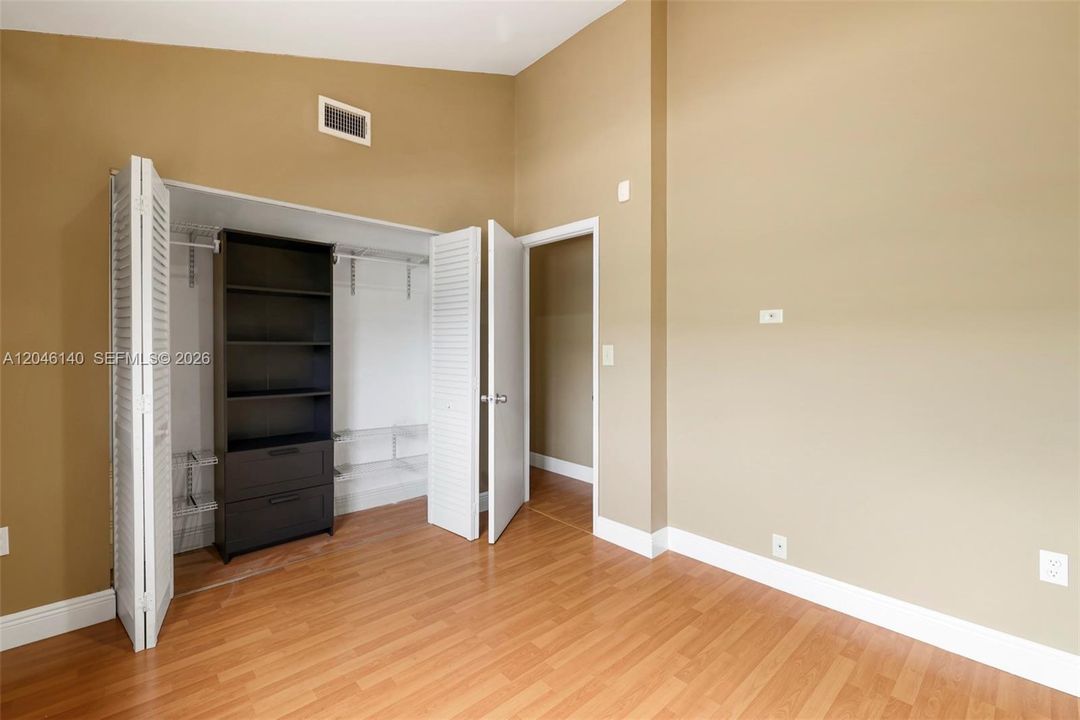 For Sale: $350,000 (3 beds, 2 baths, 987 Square Feet)