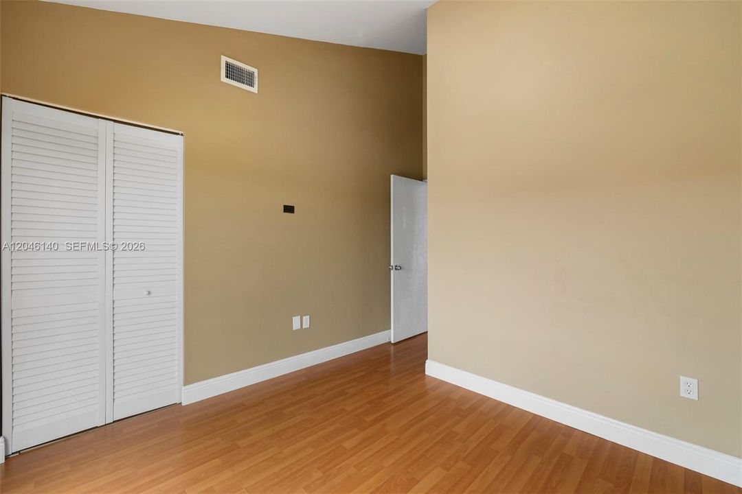 For Sale: $350,000 (3 beds, 2 baths, 987 Square Feet)