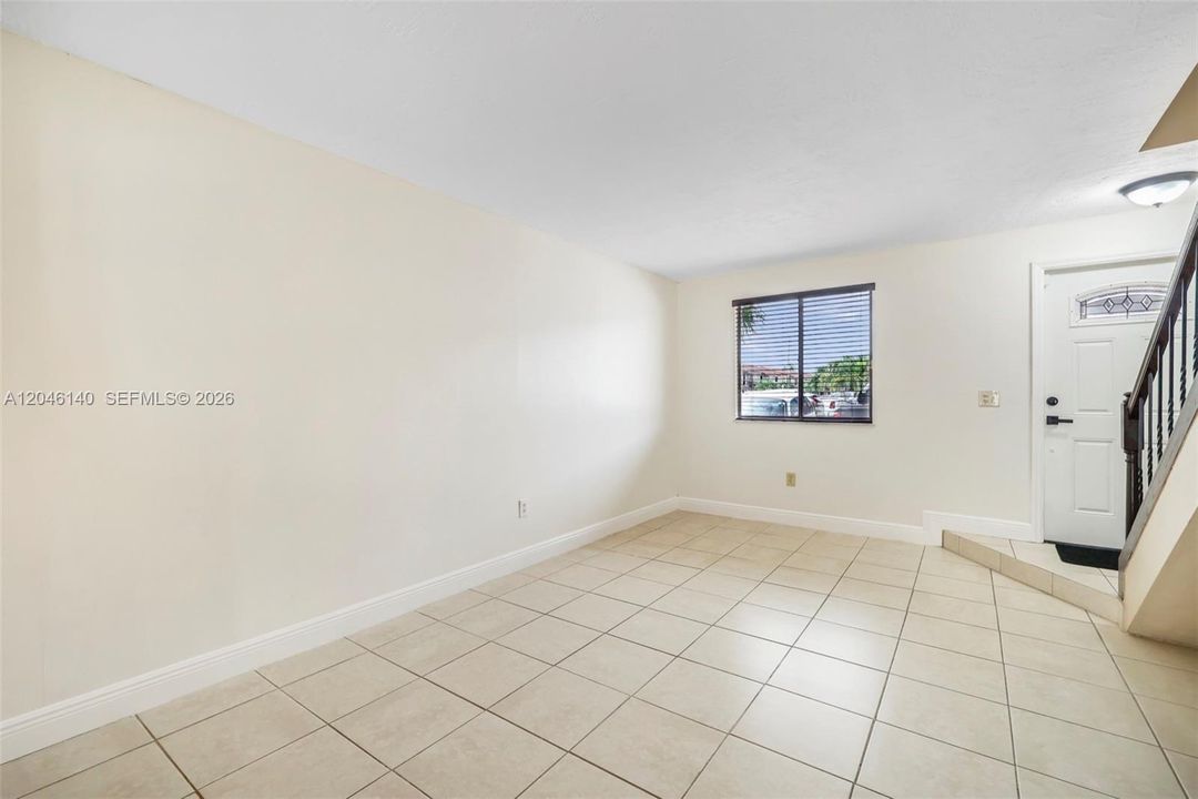 For Sale: $350,000 (3 beds, 2 baths, 987 Square Feet)