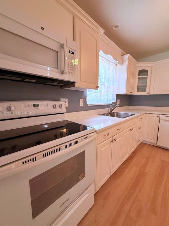 For Rent: $2,200 (2 beds, 2 baths, 1055 Square Feet)