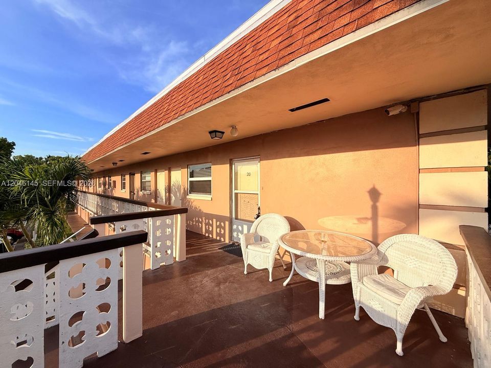 For Rent: $2,200 (2 beds, 2 baths, 1055 Square Feet)