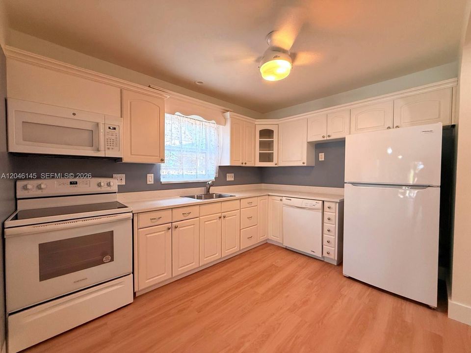 For Rent: $2,200 (2 beds, 2 baths, 1055 Square Feet)