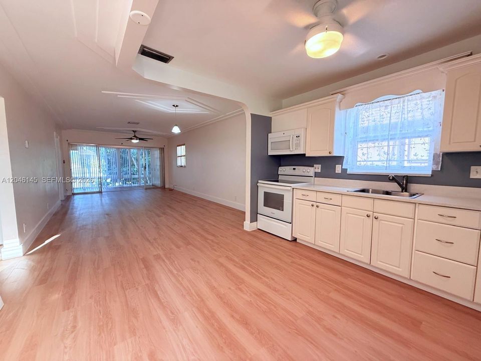 For Rent: $2,200 (2 beds, 2 baths, 1055 Square Feet)