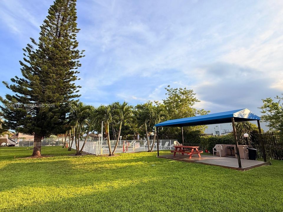 For Rent: $2,200 (2 beds, 2 baths, 1055 Square Feet)