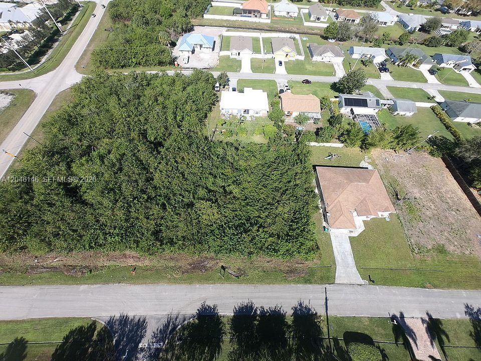 На продажу: $169,900 (0.23 acres)