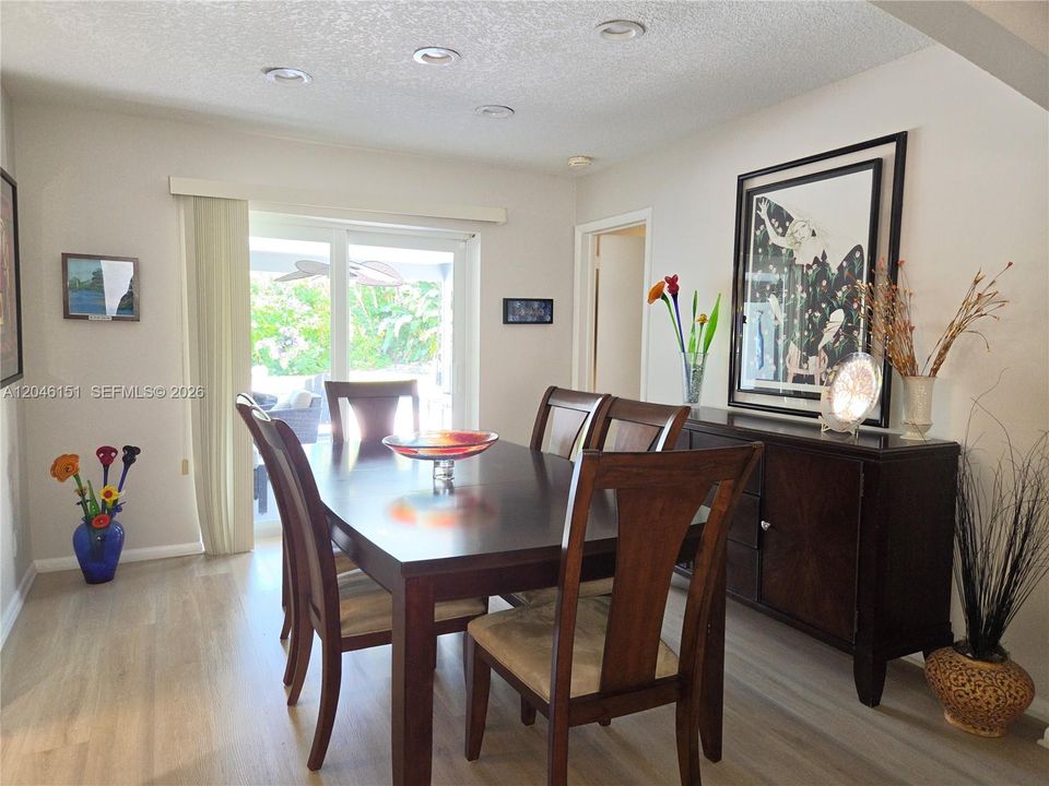 En Venta: $779,000 (4 camas, 2 baños, 2063 Pies cuadrados)