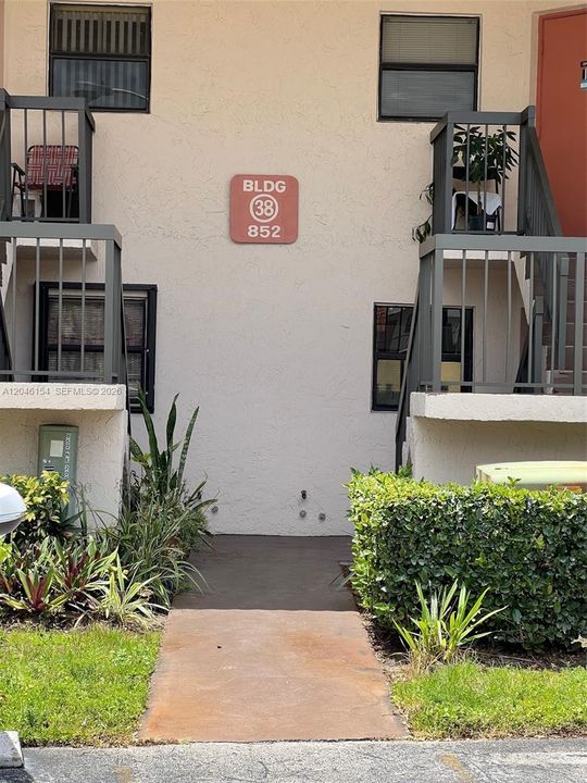 For Rent: $2,400 (3 beds, 2 baths, 1009 Square Feet)