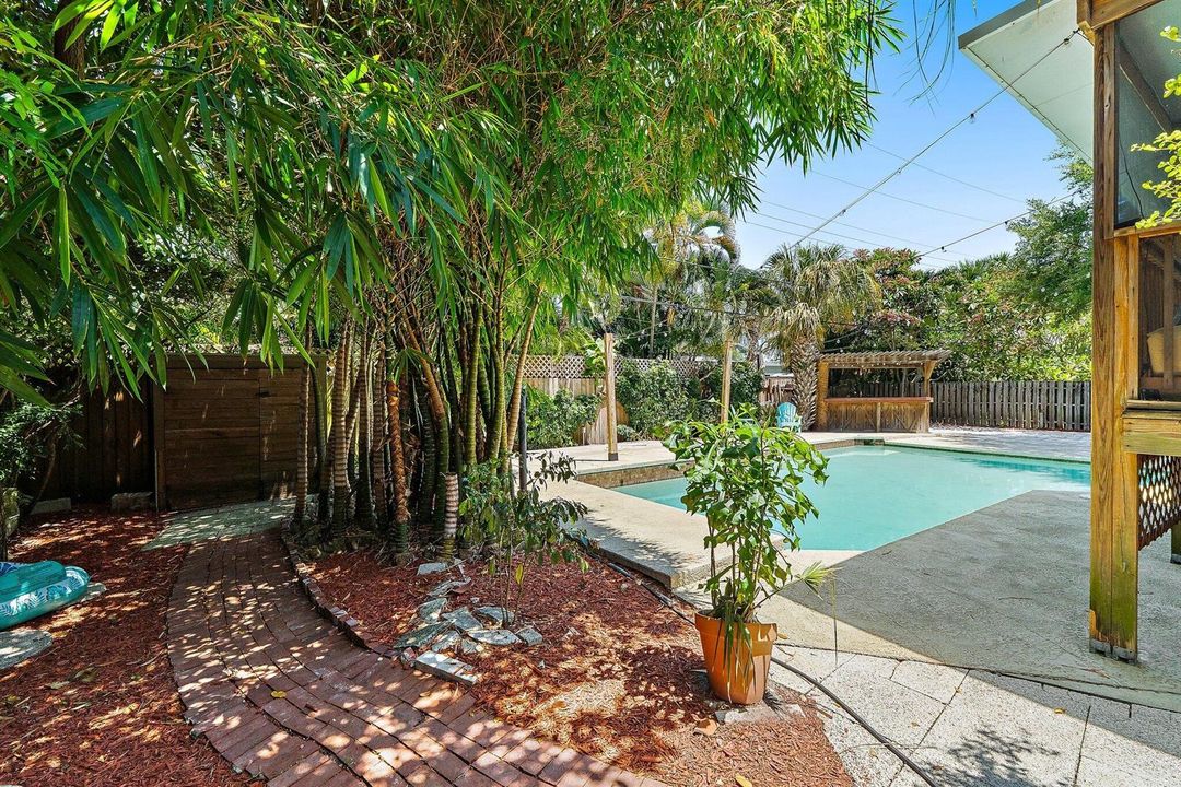 061-1429CrestDr-LakeWorth-SMALL