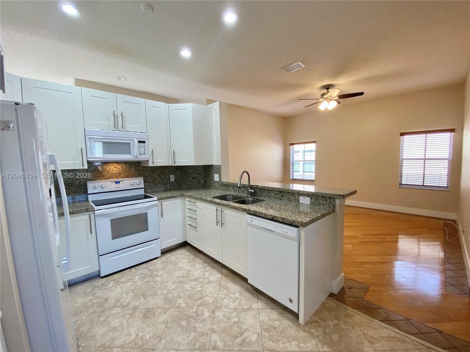 В аренду: $3,980 (3 спален, 2 ванн, 1628 Квадратных фут)