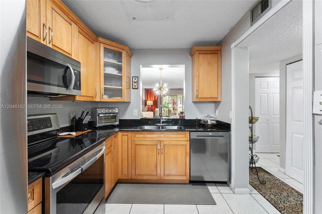 For Rent: $2,100 (2 beds, 2 baths, 832 Square Feet)